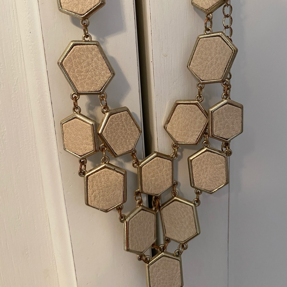beige statement necklace - Picture 3 of 6